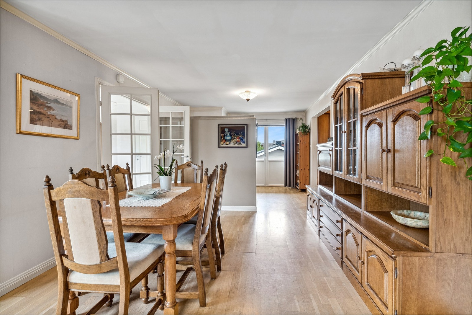 Stue mot spisestue/kjøkken. Galleribilde