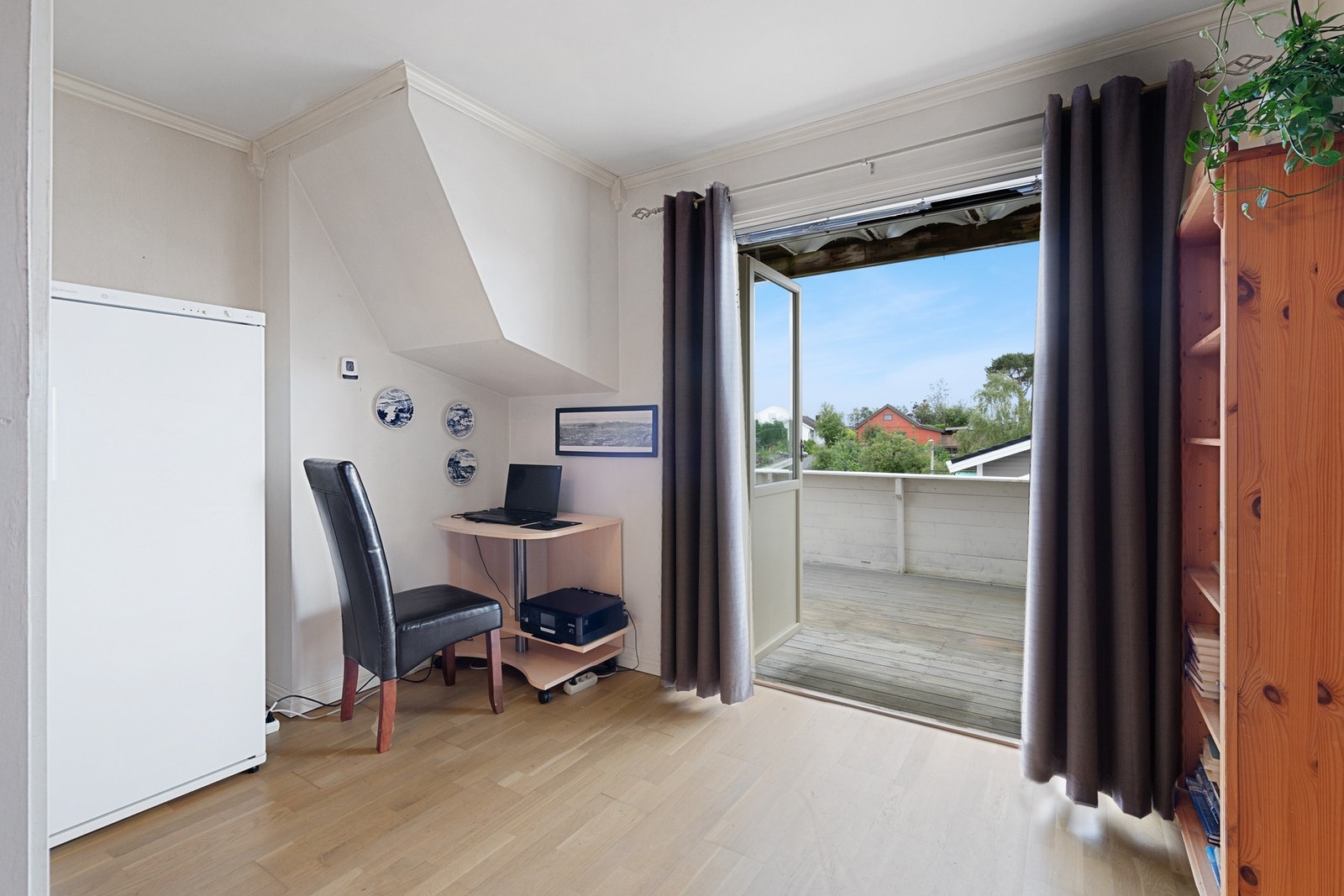 Spisestue med dobbel balkongdør. Galleribilde