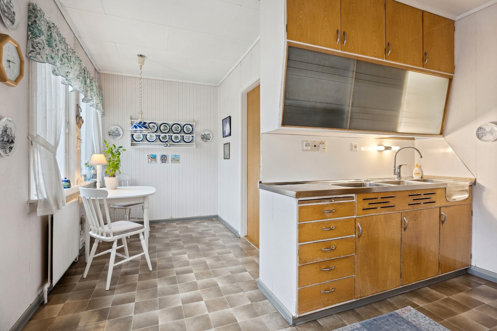 Fra kjøkkenet har man videre adkomst til stuen. Galleribilde