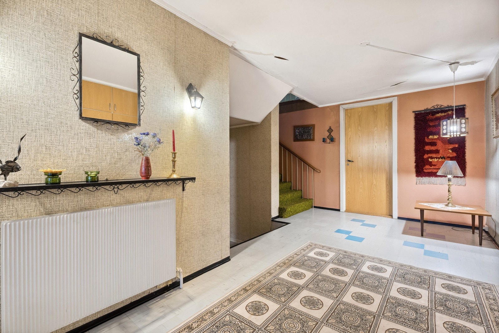 Hall (underetasje) med mye garderobeskap. Galleribilde
