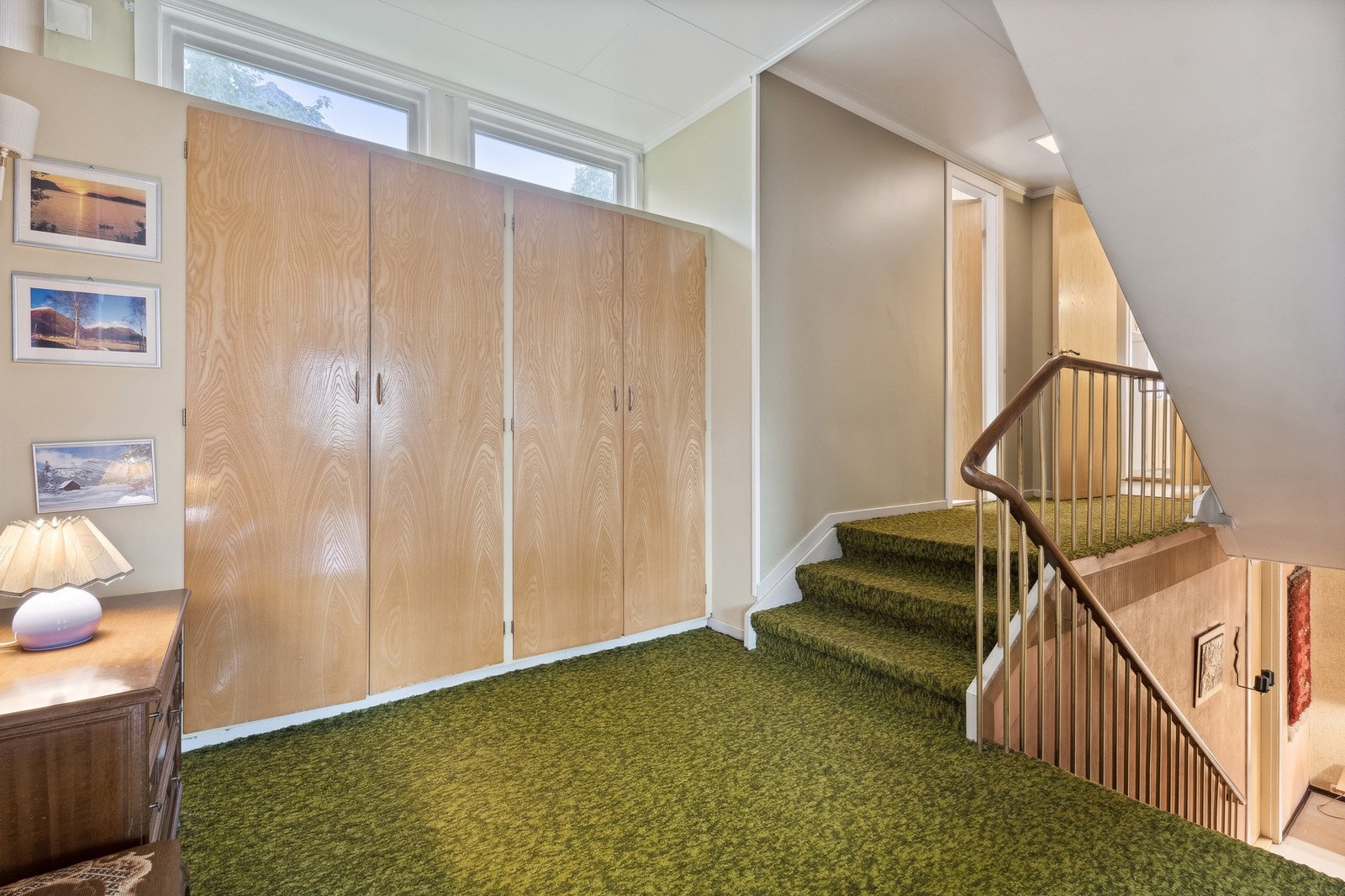 Hall (hovedetasje) med mye garderobeskap. Galleribilde