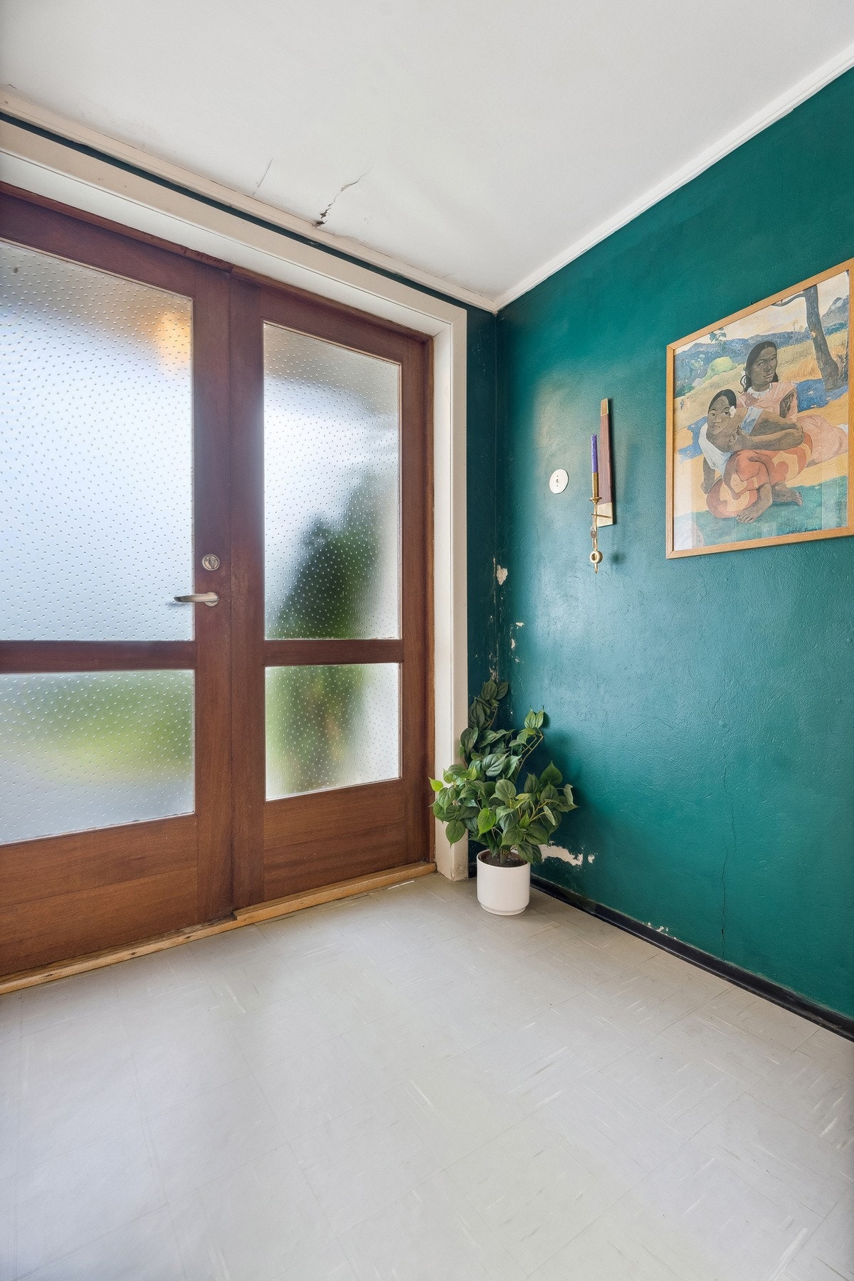 Romslig entré - Velkommen inn (underetasje). Galleribilde