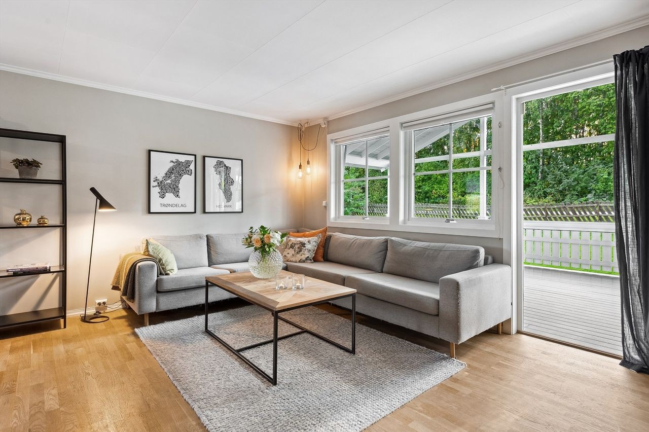 Stuen har god plass til så vel sofa, spisestue og sittegruppe Galleribilde