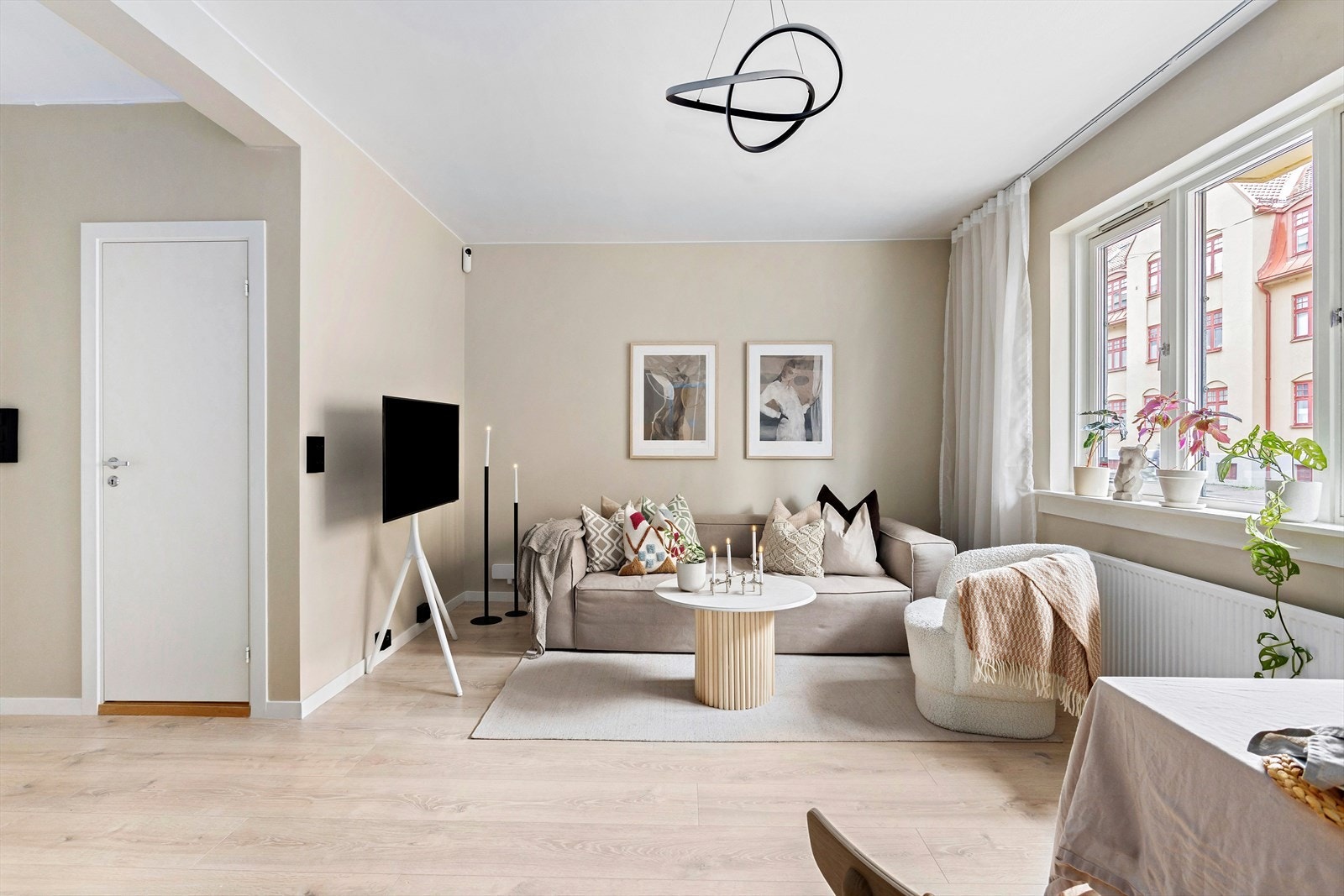 Delikat stue med god plass til sofagruppe, tv-møbler og spisebord Galleribilde