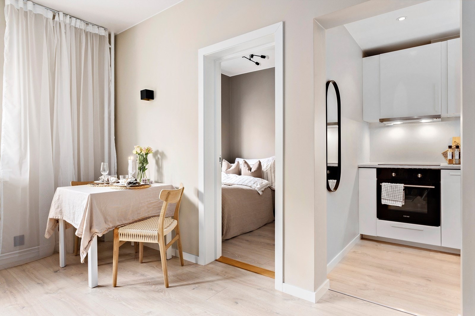 Det er plass til et hyggelig spisebord, perfekt å invitere venner på en hyggelig middag! Galleribilde