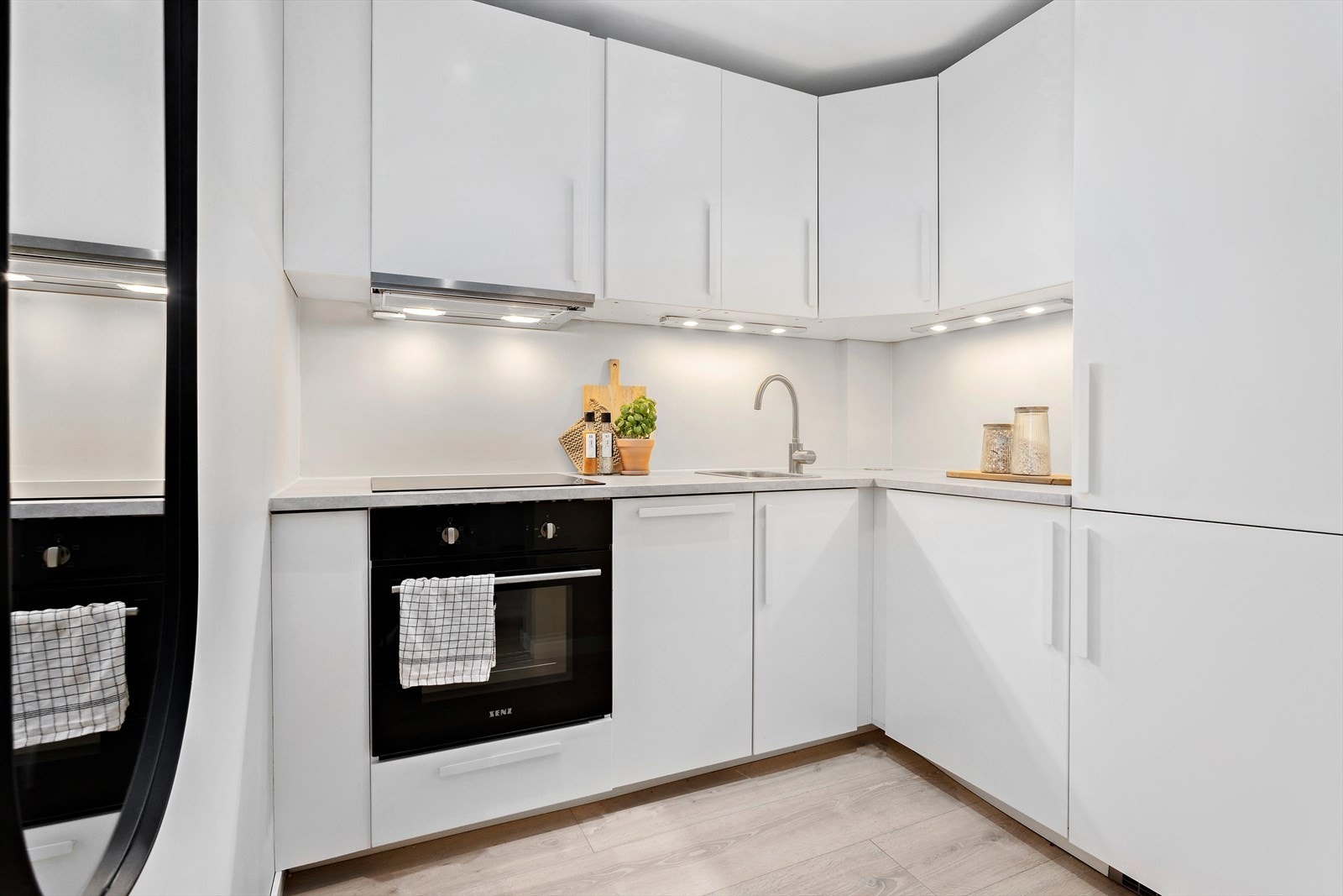 Flott kjøkken fra 2021 med integrerte hvitevarer Galleribilde