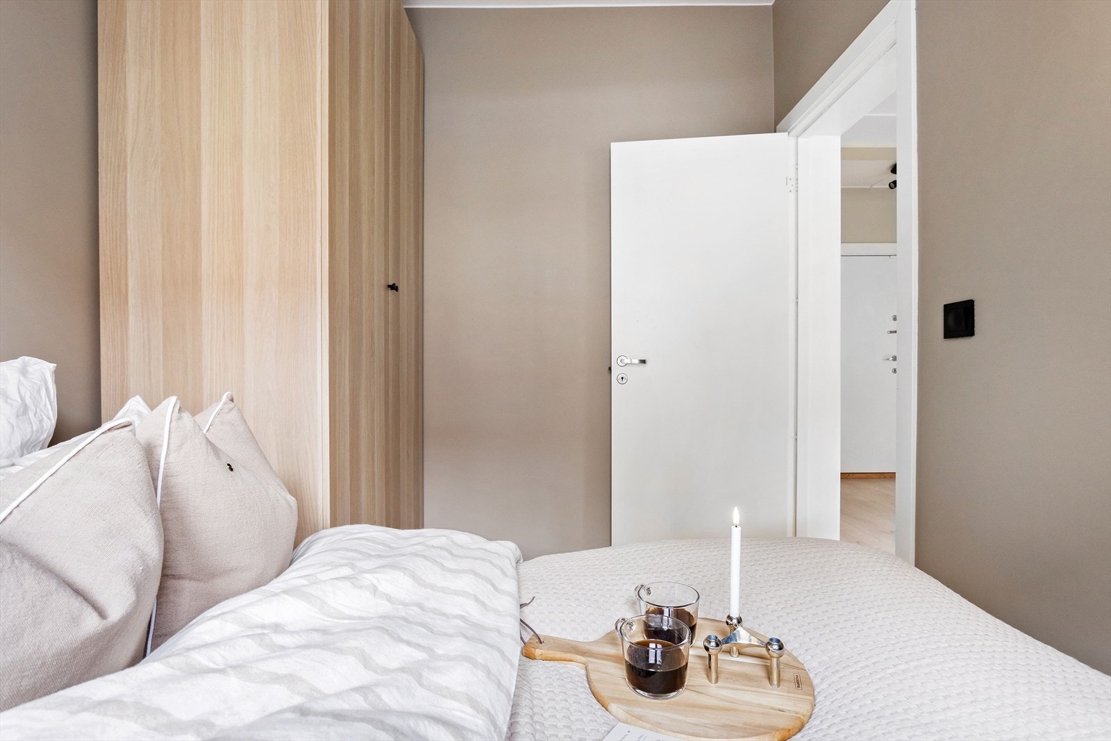 Det er godt med skapplass i medfølgende garderobeskap Galleribilde