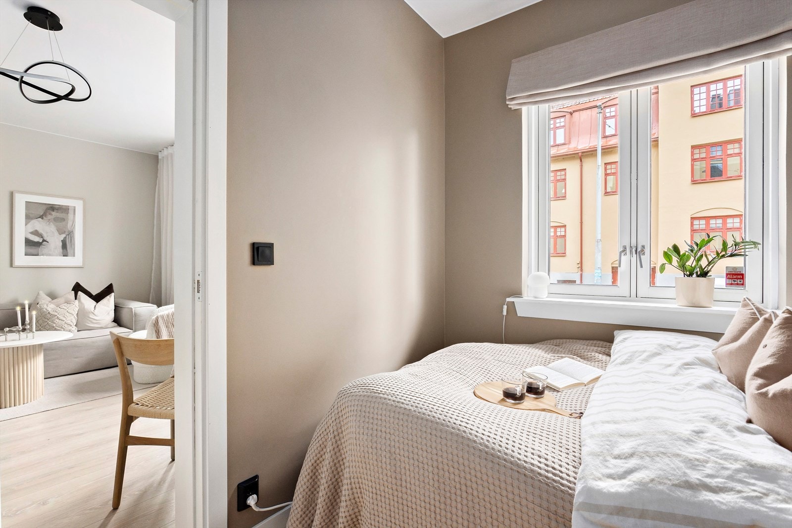 Soverommet har delikate farger på veggene og har flott laminatgulv Galleribilde