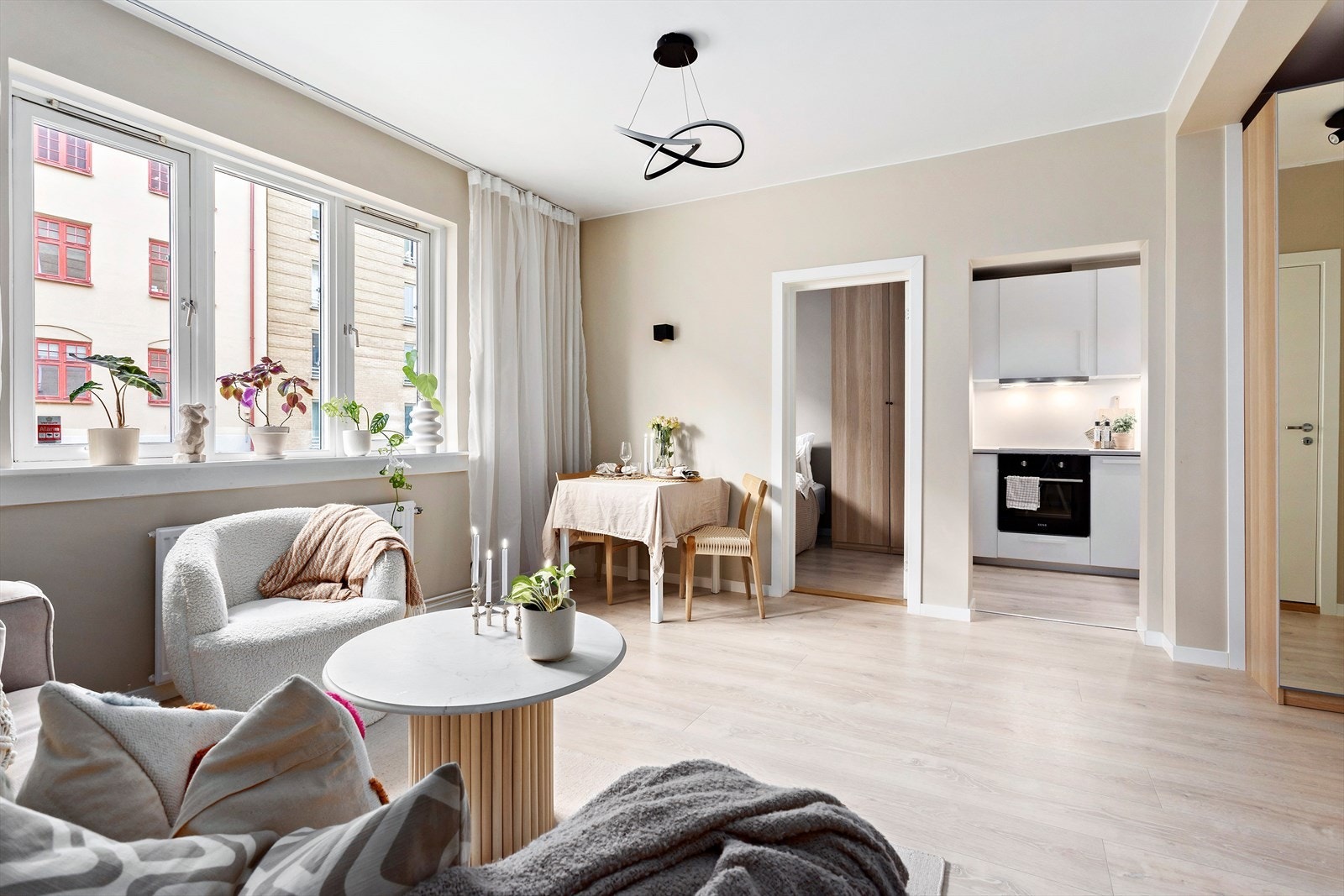 Med en god takhøyde og store vindusflater får rommet en luftig atmosfære Galleribilde