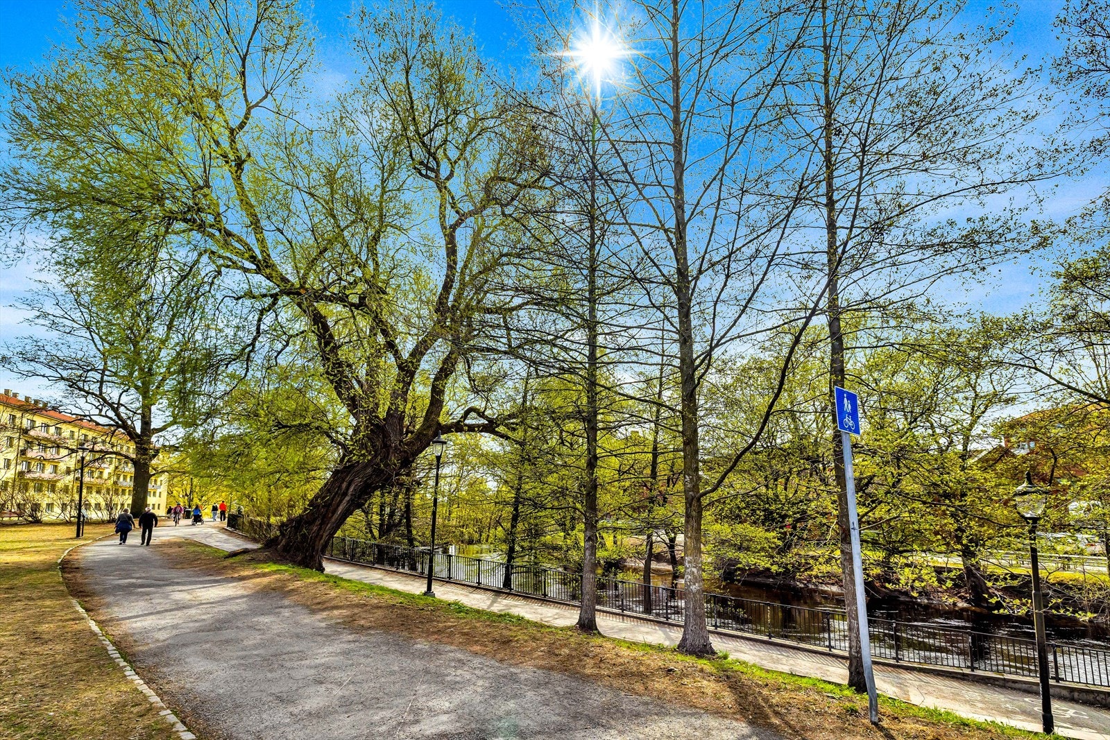 Rett ved boligen så finner man fine Akerselva med gode turmuligheter og flere grøntområder. Det er også flere fine cafeer og spisesteder langs Akerselva. Galleribilde