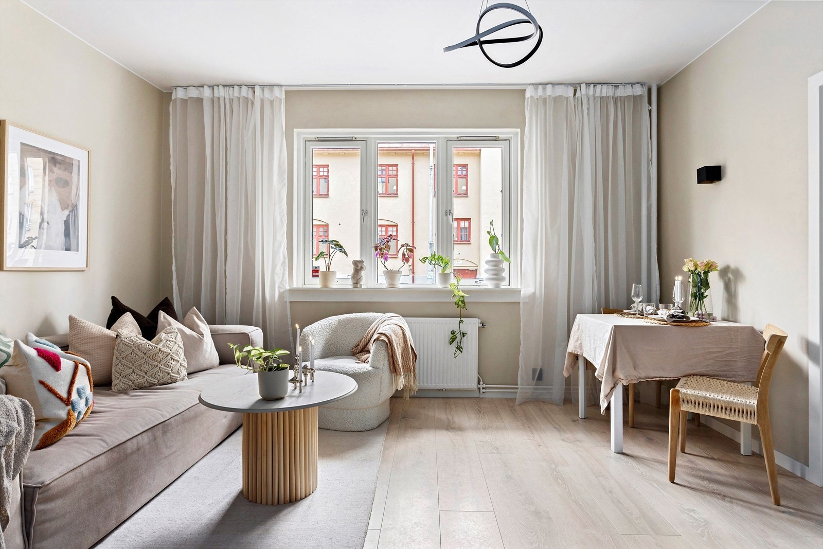 Leiligheten ble pusset opp i 2021 og holder en gjennomgående god standard Galleribilde