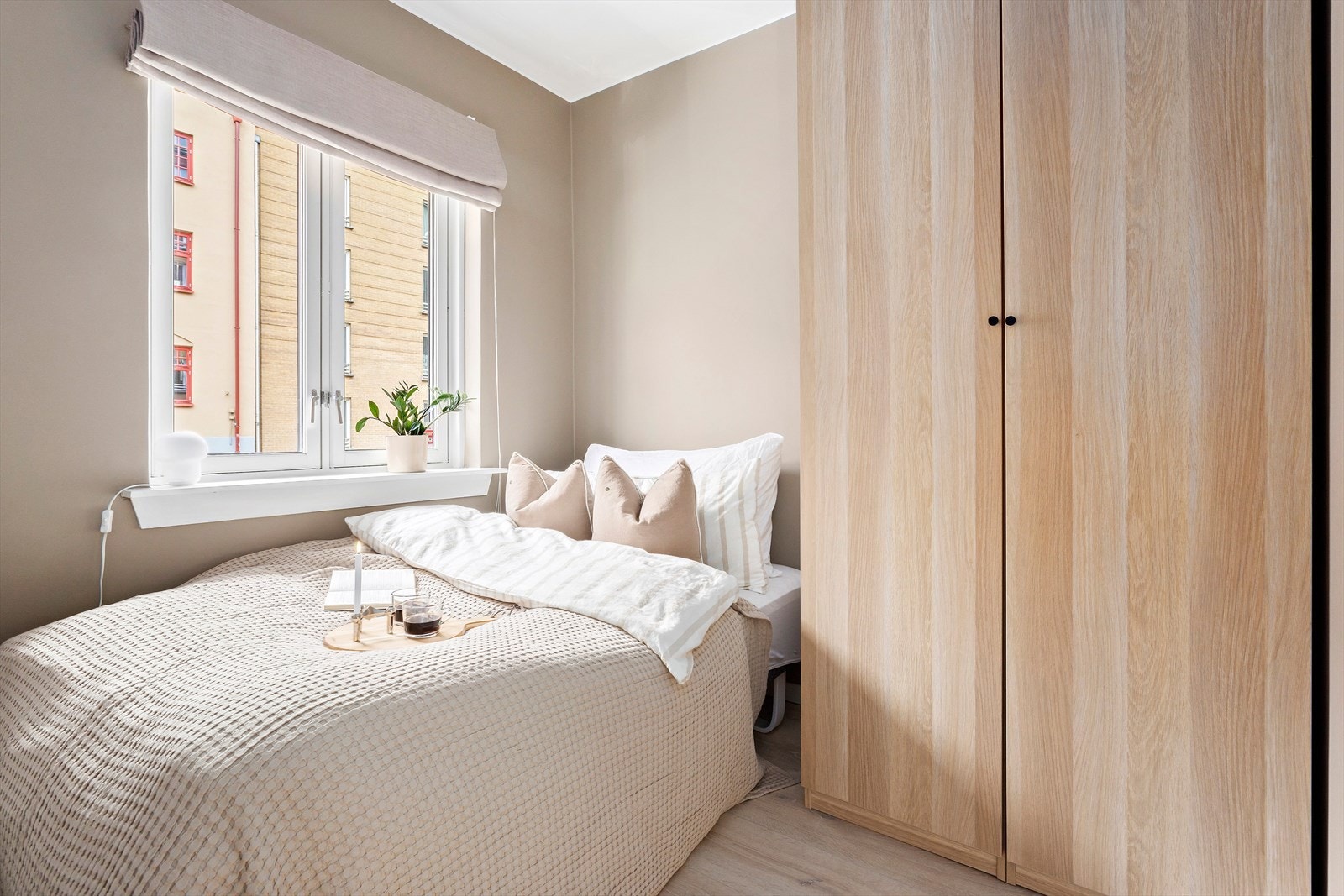 Lunt og behagelig soverom med god plass til dobbeltseng og garderobeskap Galleribilde