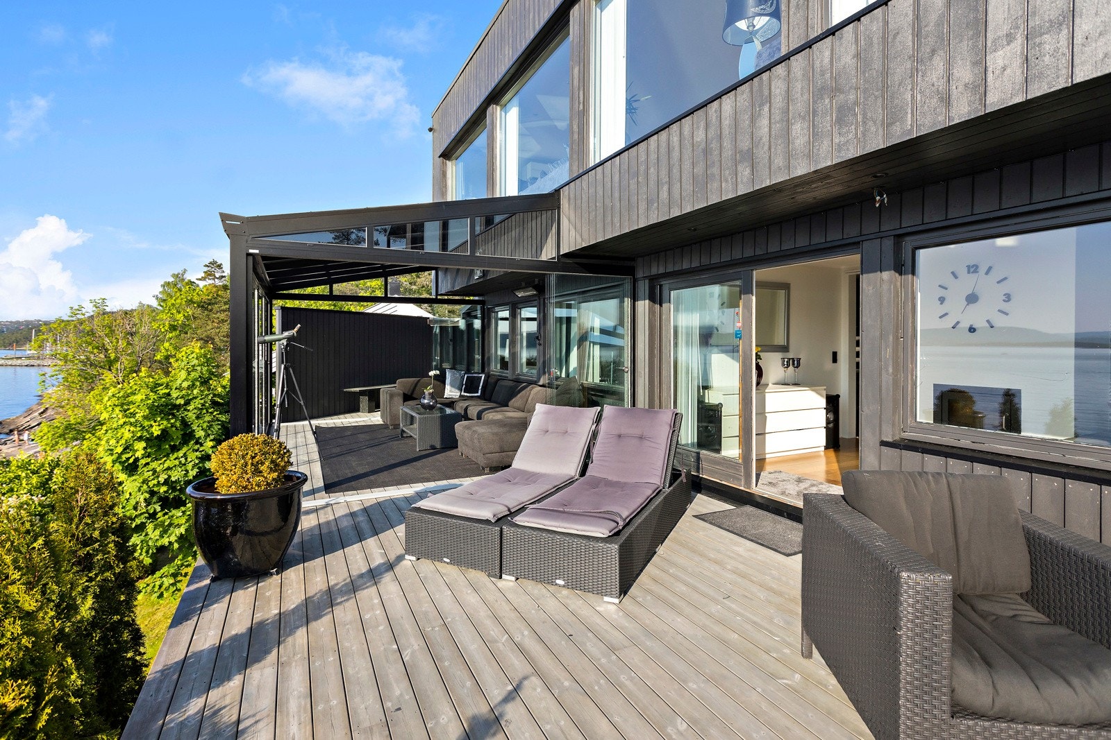 Terrasse med vinterhage i bakgrunnen. Galleribilde