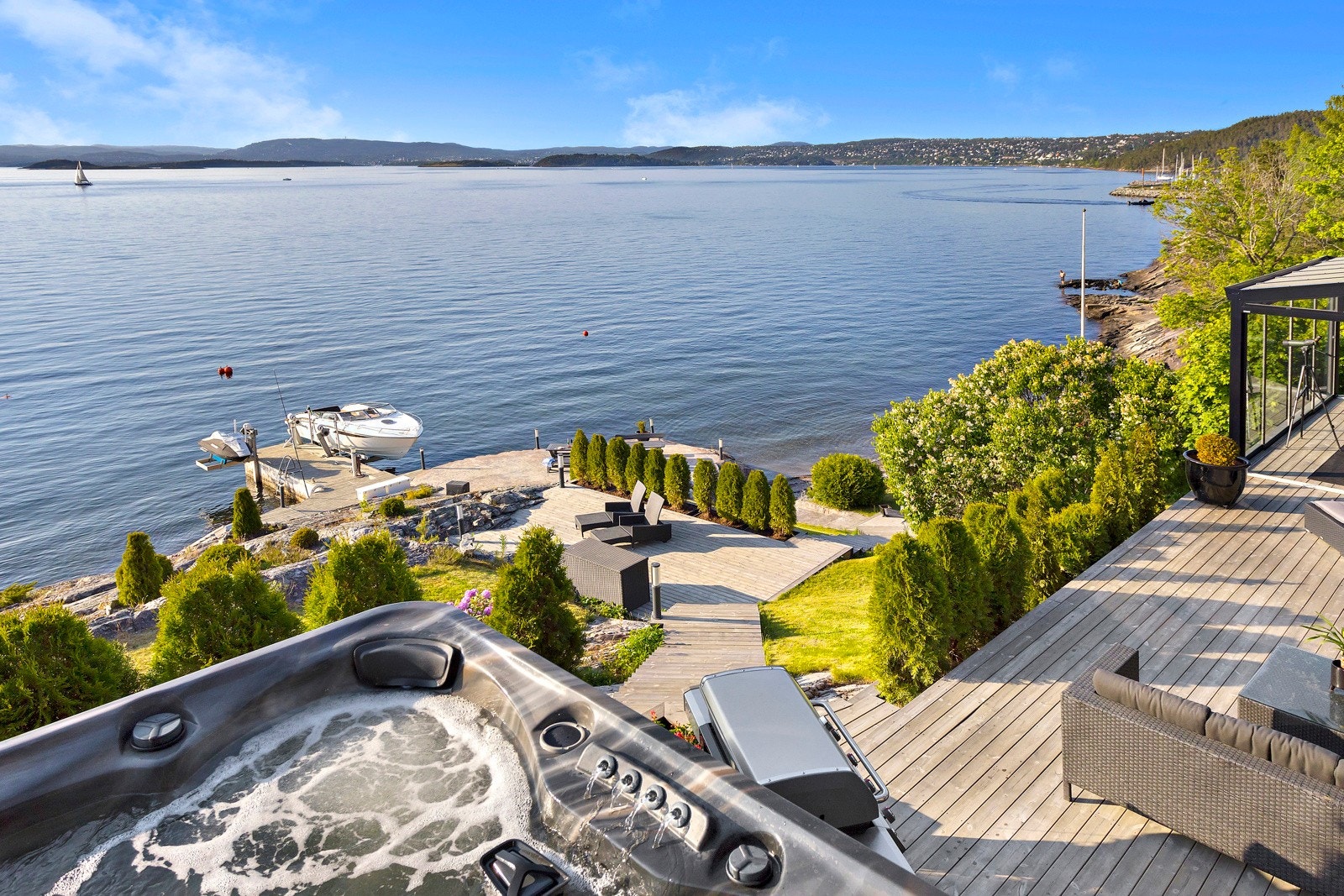 Utsyn fra terrasse med jacuzzi. Galleribilde