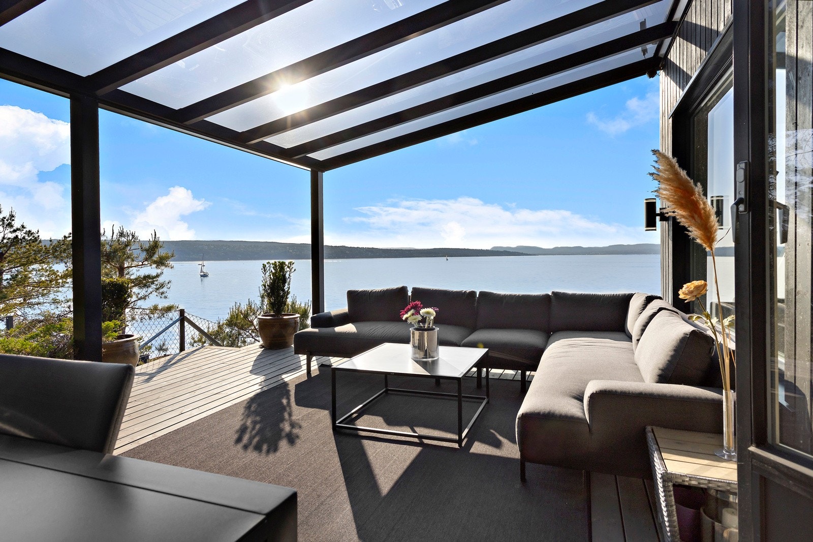Terrassen er delvis overbygd med pergola. Galleribilde