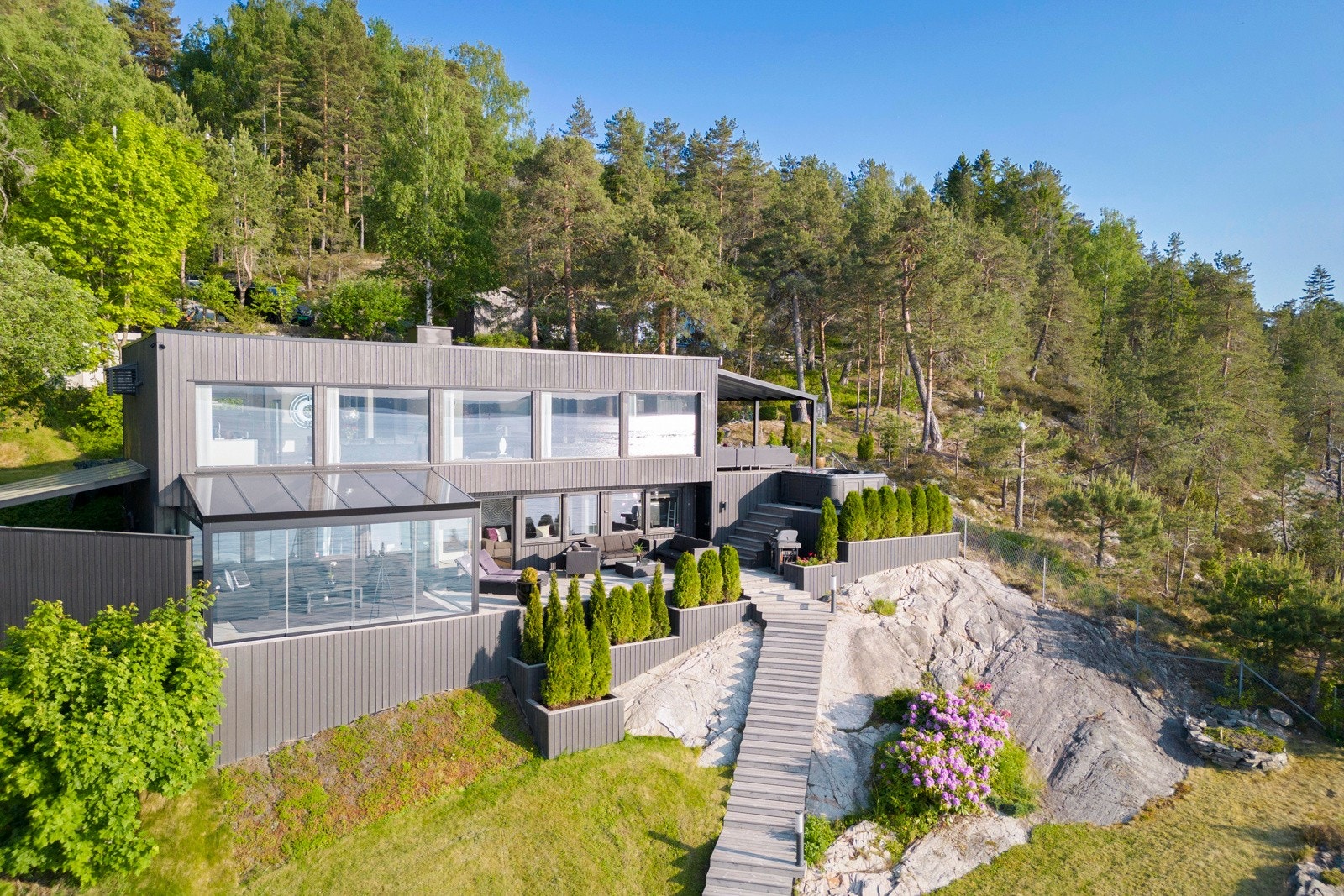 Eiendommen er pent opparbeidet. Galleribilde