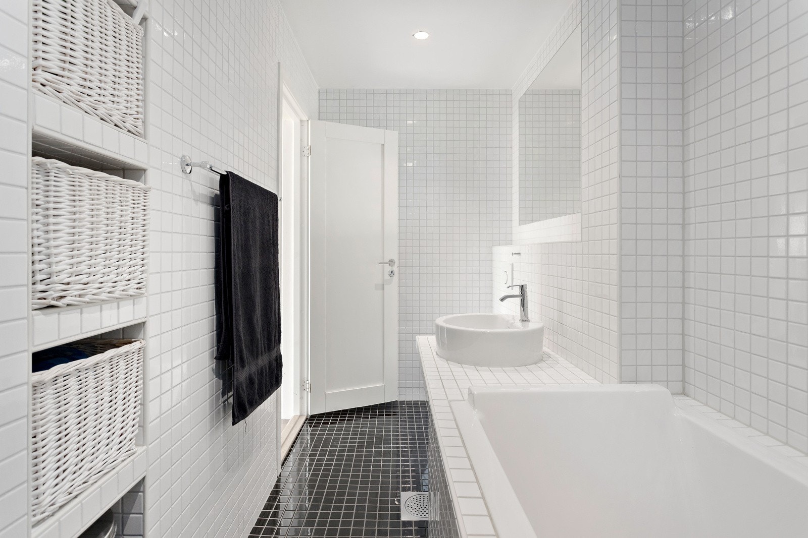 Baderom med badekar , servant, wc og dusjhjørne. Galleribilde