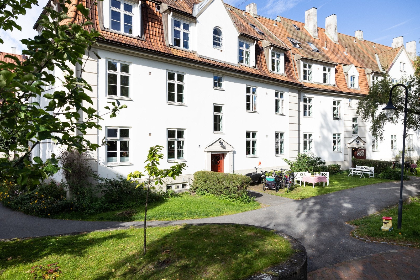 Inngang til leiligheten fra bakgård. Galleribilde