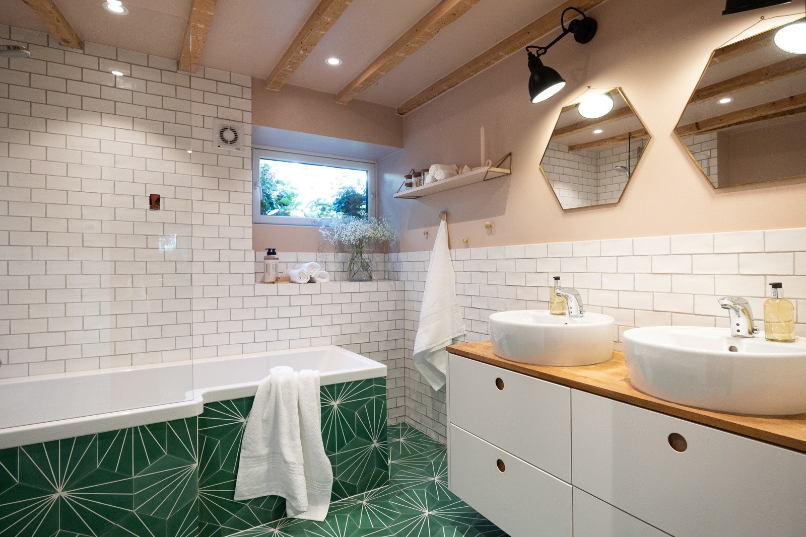 Innredningen på badet består av dobbelservant med vegghengt speil, badekar med dusjvegg og vegghengt toalett. Galleribilde