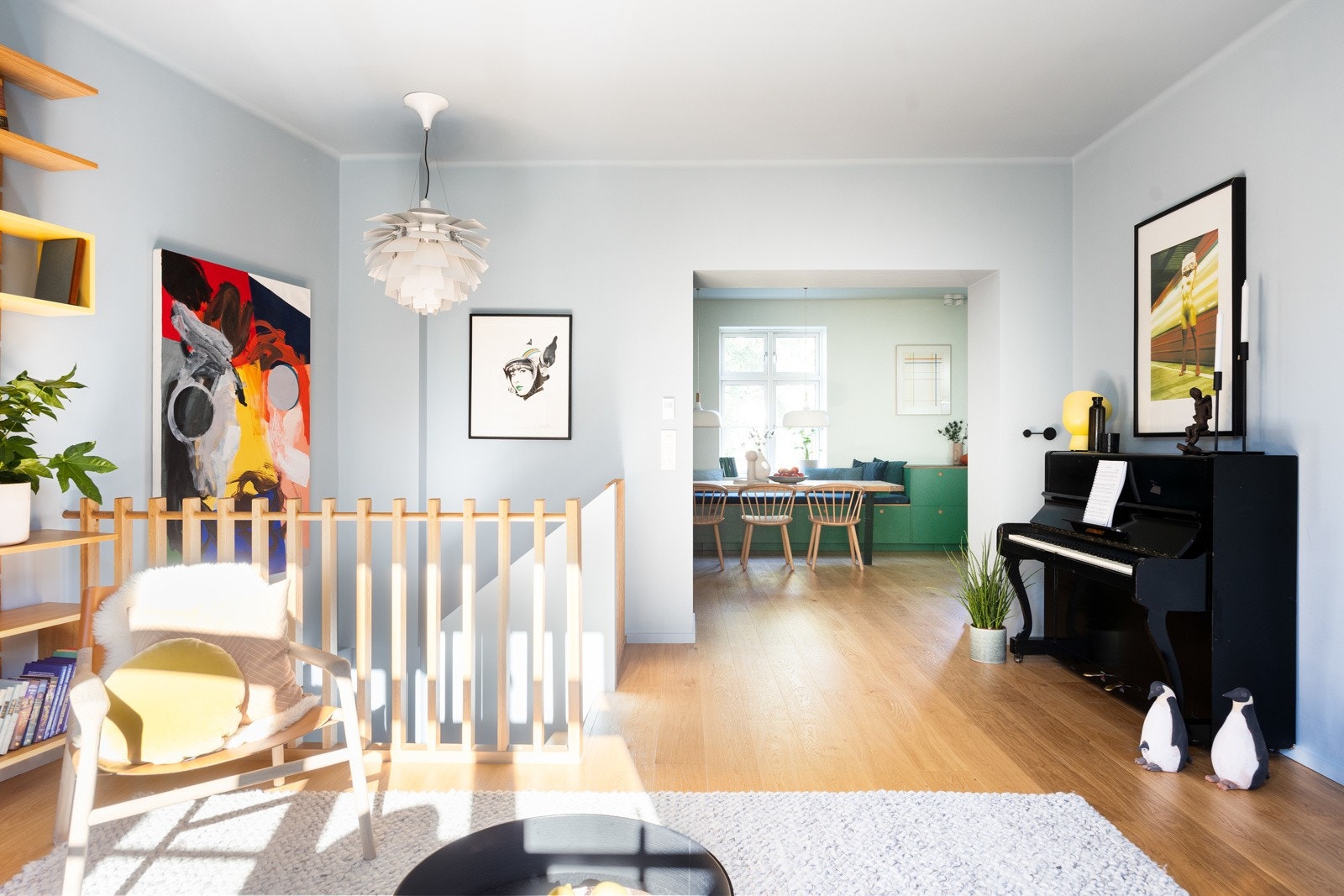 Fra stuen er det en åpen løsning inn til spisestue/kjøkken som gjør leiligheten meget sosial. Galleribilde