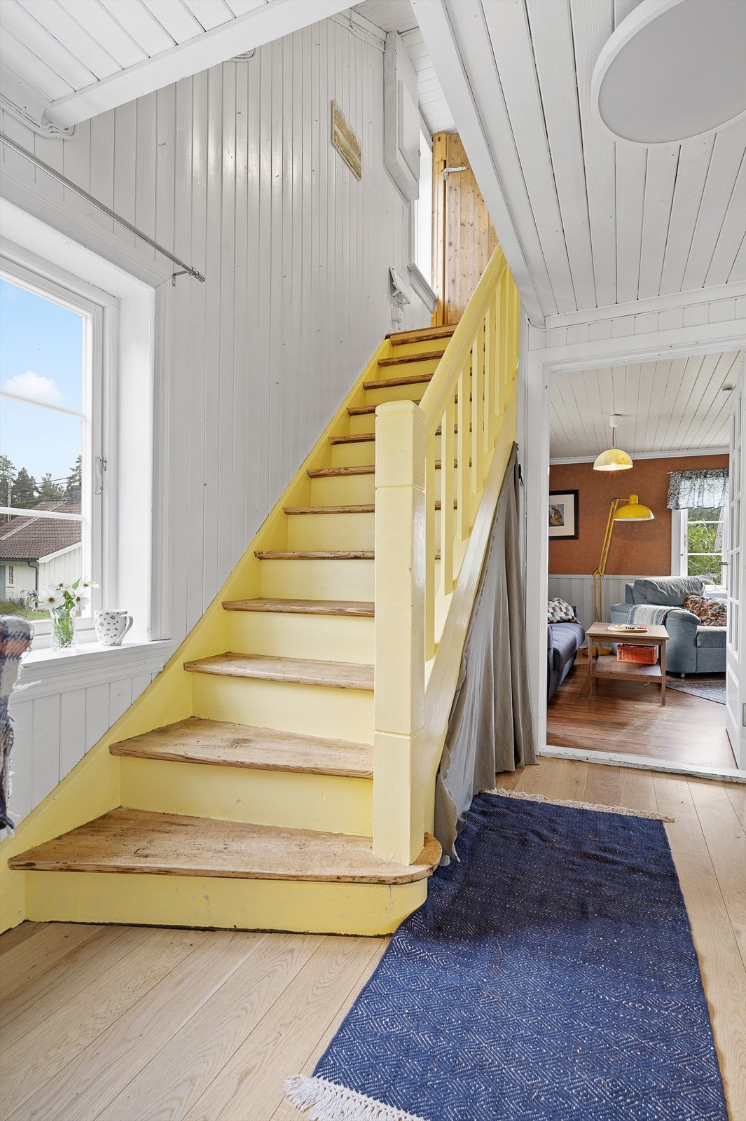 I 2. etasje er det toalettrom, tre soverom, mellomgang og kott. Galleribilde