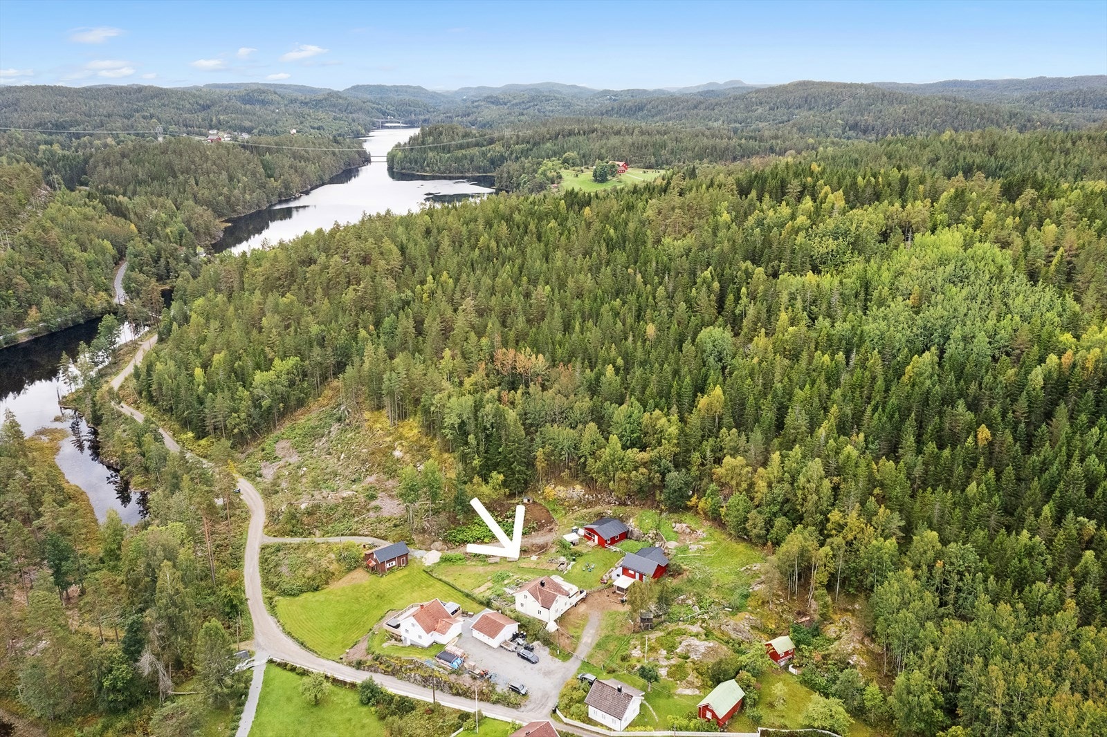 Eiendommen ligger kort vei fra Farsjøelva og Svenumvannet, hvor det er muligheter for bading og fisking. Galleribilde