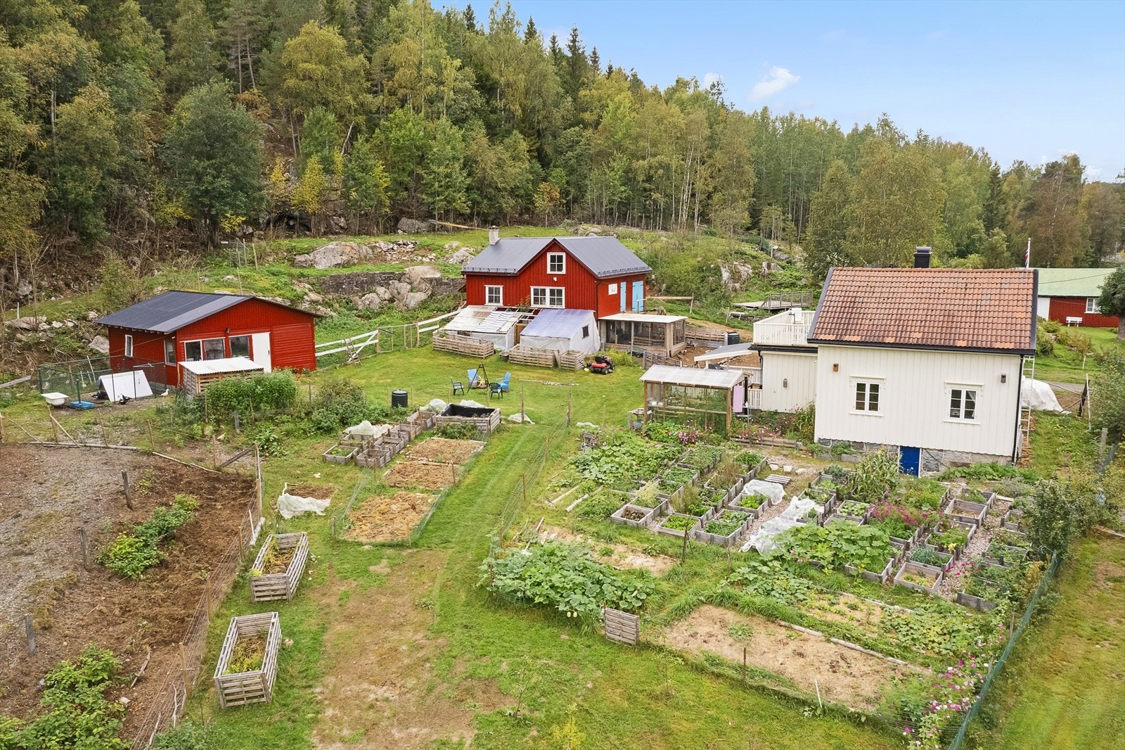 Landlig og solrik eiendom med enebolig, låve og uthus. Galleribilde