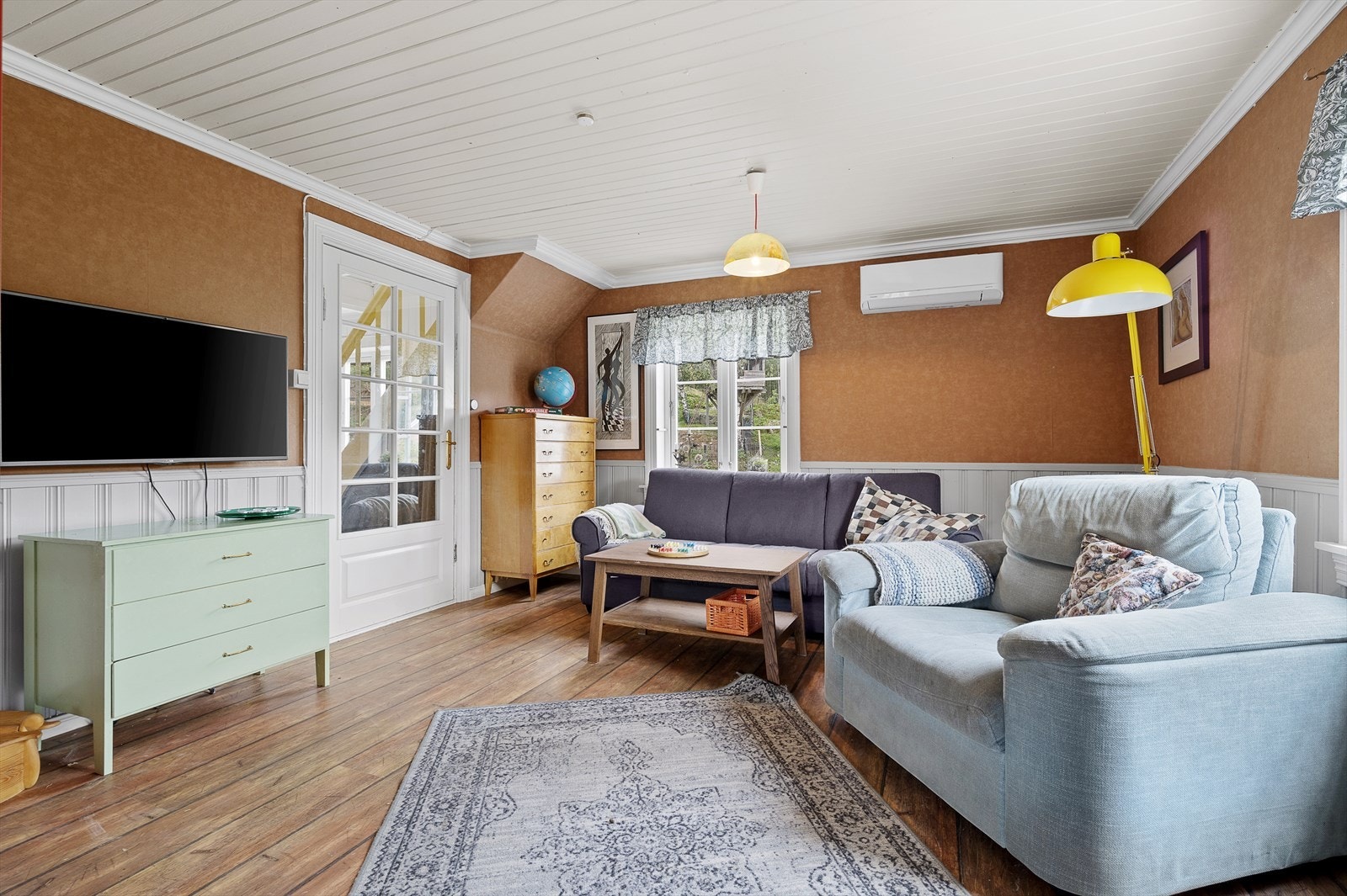 Stuen er todelt, og har inngang fra både gang og kjøkken. Galleribilde