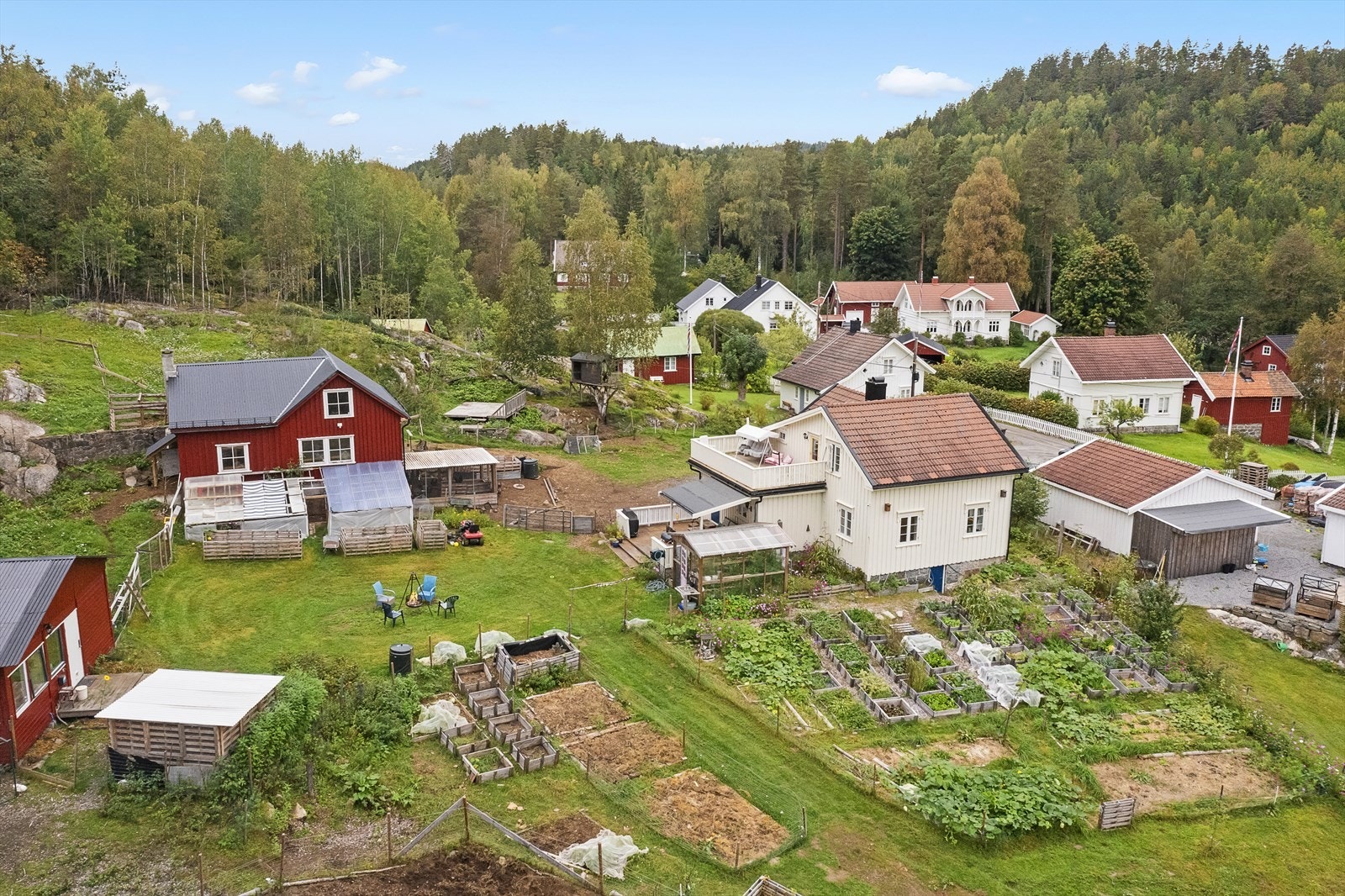 Tomten er opparbeidet med gruset adkomst, gressplen, området for dyrking av planter og grønnsaker og områder hvor nåværende eier har hatt griser, geiter, høner, kaniner og gjess. Galleribilde