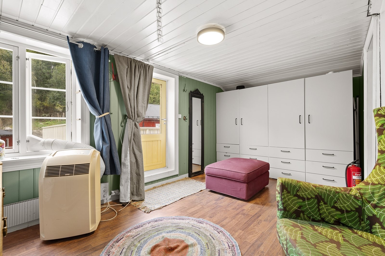 Det største soverommet har inspeksjonsluke til loft samt utgang til romslig balkong. Galleribilde