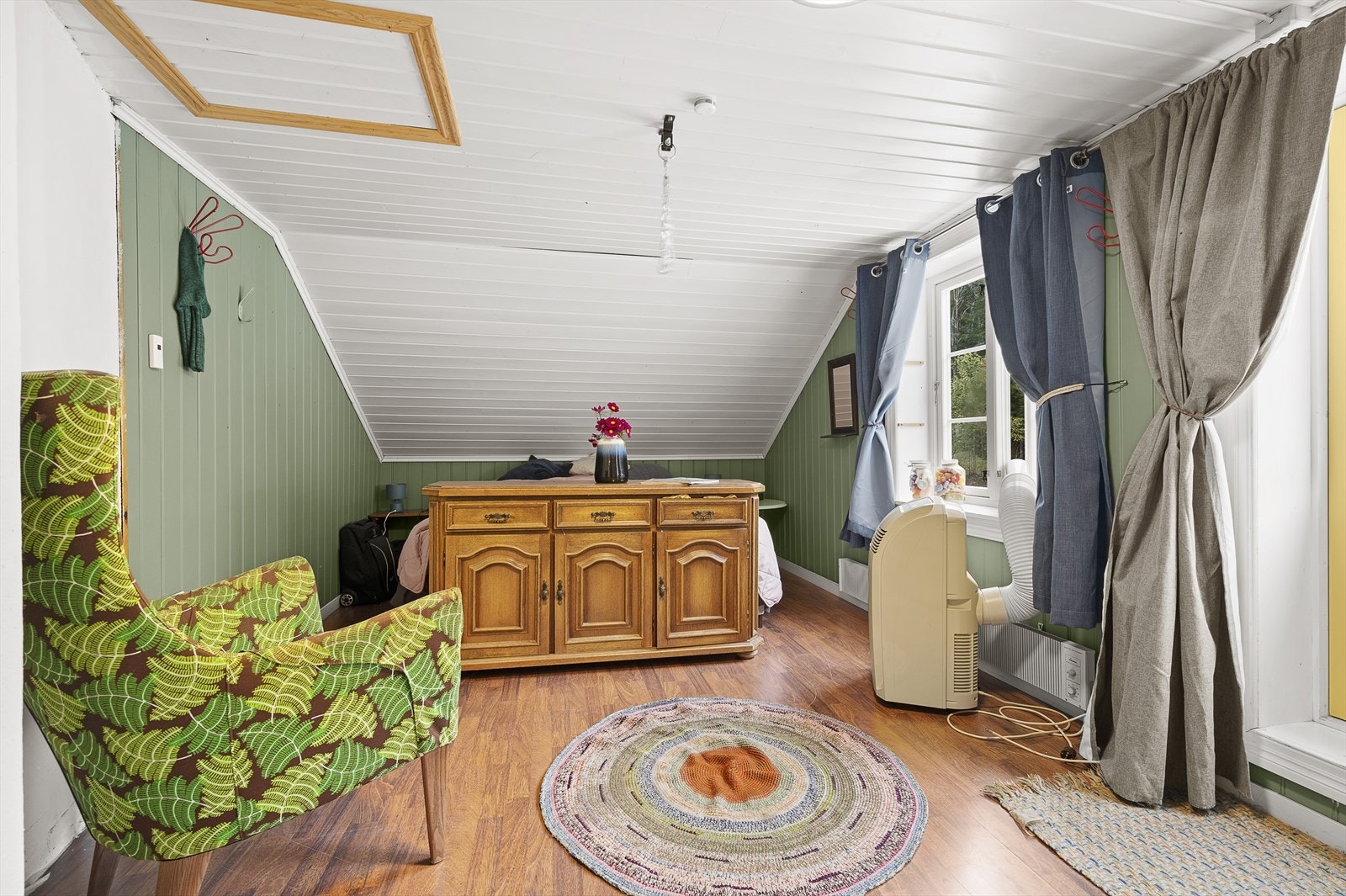 Soverommene er romslige, med malte furugulv og malt panel på vegger og i himling. Galleribilde