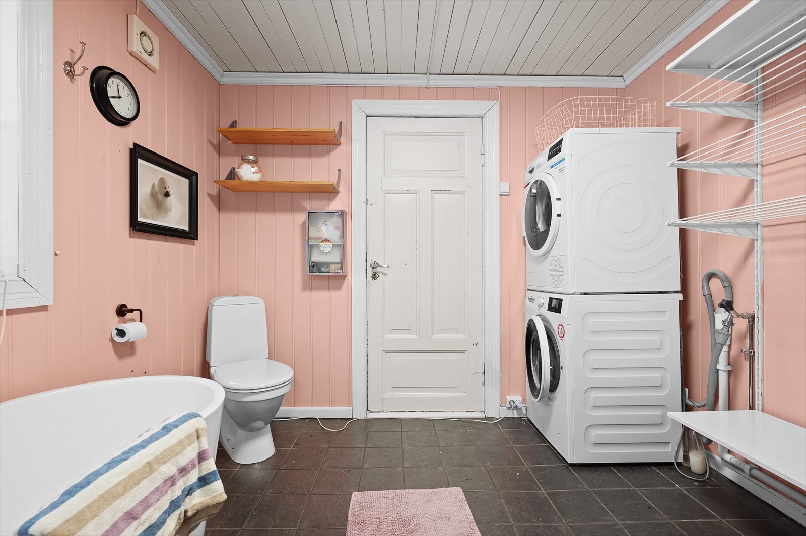 Badet er fra 2009 og har flislagt gulv med varmekabler og malt panel på vegger og i himling. Galleribilde