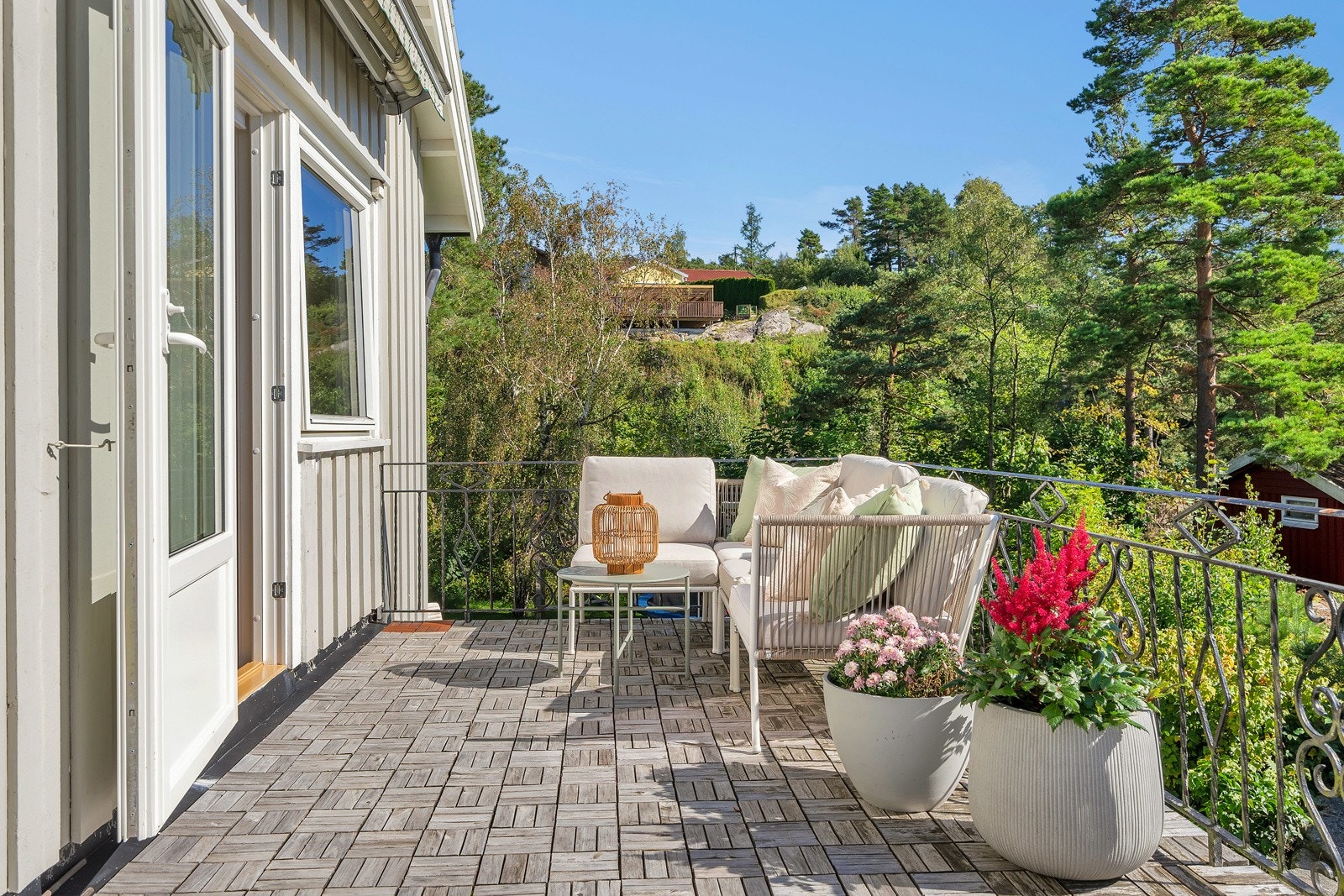 Solrik veranda med utgang fra kjøkken Galleribilde