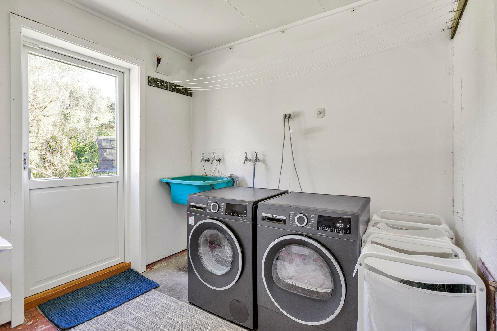 Vaskerom med utgang til hage Galleribilde