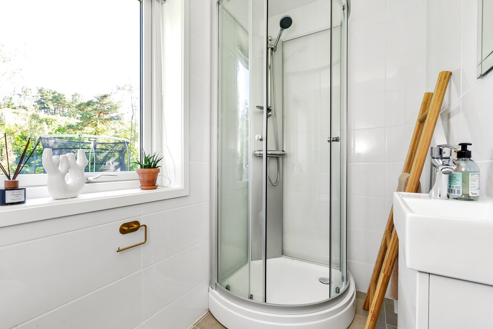 Bad i underetg. pusset opp/renovert i 2020 med membran, fliser, varmekabler og ny innredning. Galleribilde