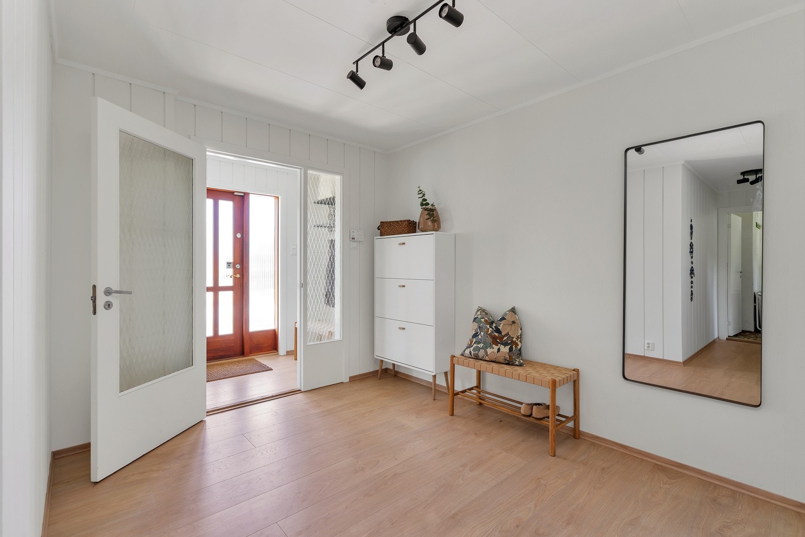 Hall med nytt gulv og malte overflater Galleribilde