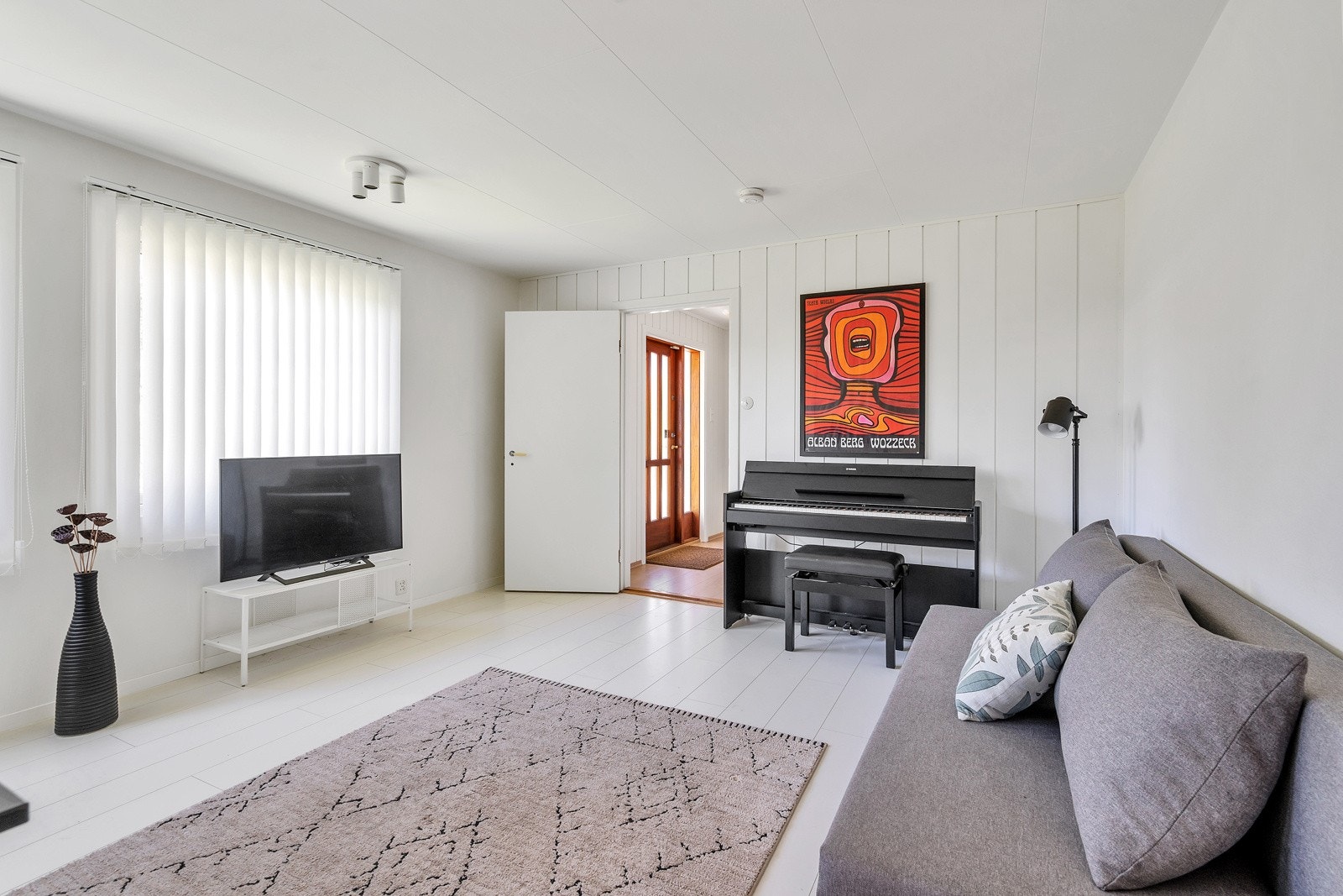 Stue, soverom og bod i hybelen pusset opp i 2021. Nye gulv, malt tak og vegger, nye lamper Galleribilde