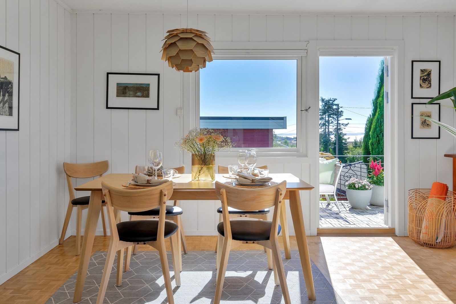 Flott veranda med utgang fra kjøkken Galleribilde