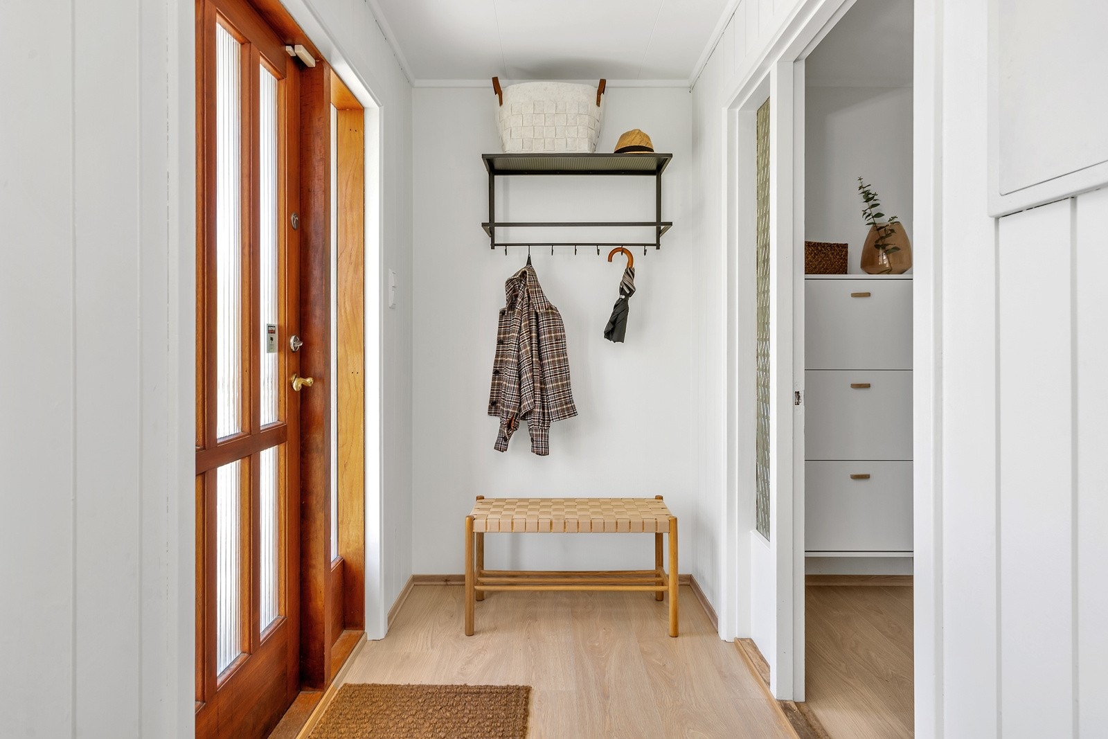 Vindfang med plass til garderobe Galleribilde