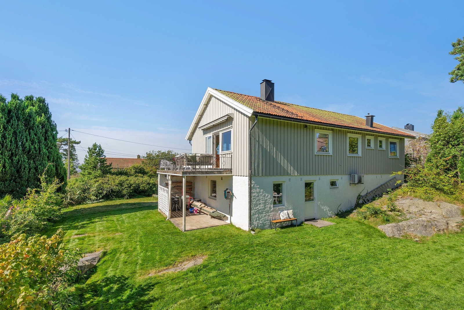 Boligen har en flott beliggenhet med stort plenareal Galleribilde