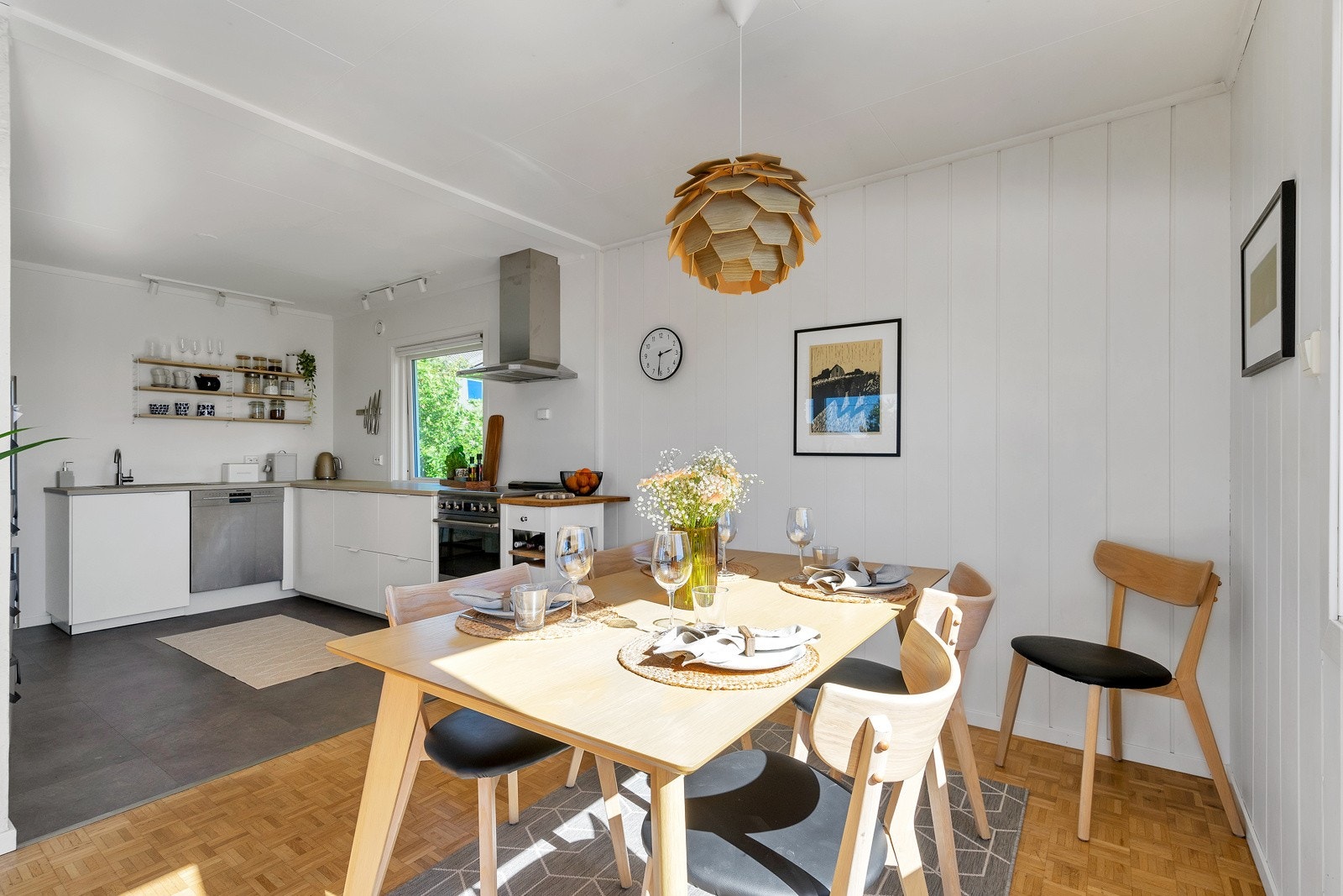 Lys og delikat bolig med nytt kjøkken i 2022 Galleribilde