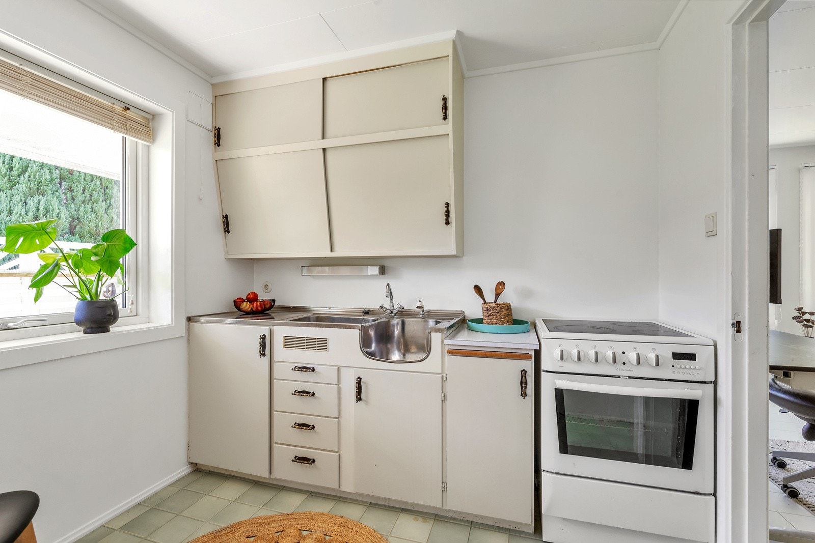 Eldre kjøkken i underetasjen Galleribilde