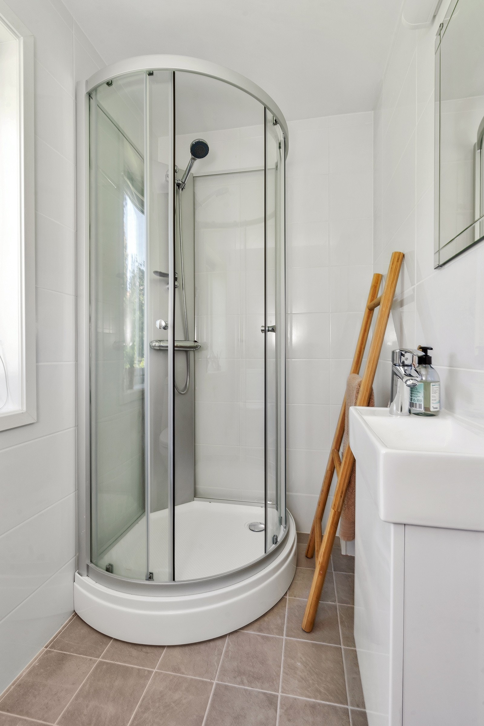 Bad i underetg. pusset opp/renovert i 2020 med membran, fliser, varmekabler og ny innredning. Galleribilde