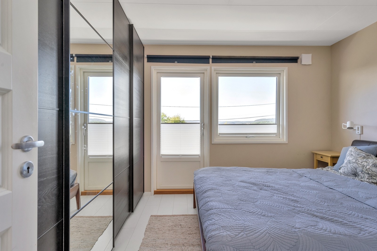 Hovedsoverom med stort garderobeskap og utg. til veranda Galleribilde