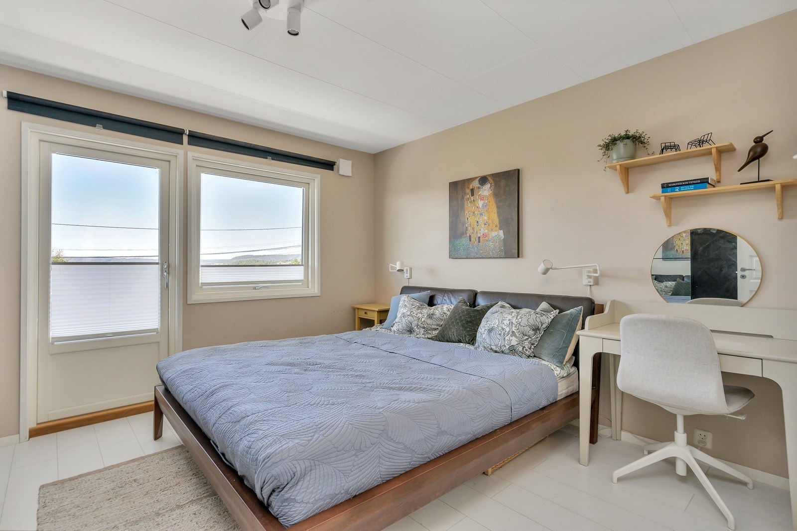 Hovedsoverom med stort garderobeskap og utg. til veranda Galleribilde