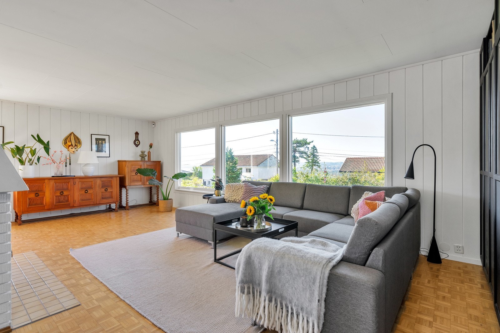 Stue med store vindusflater Galleribilde