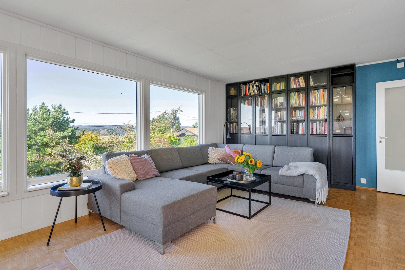 Store vinduer gir godt med naturlig lys Galleribilde