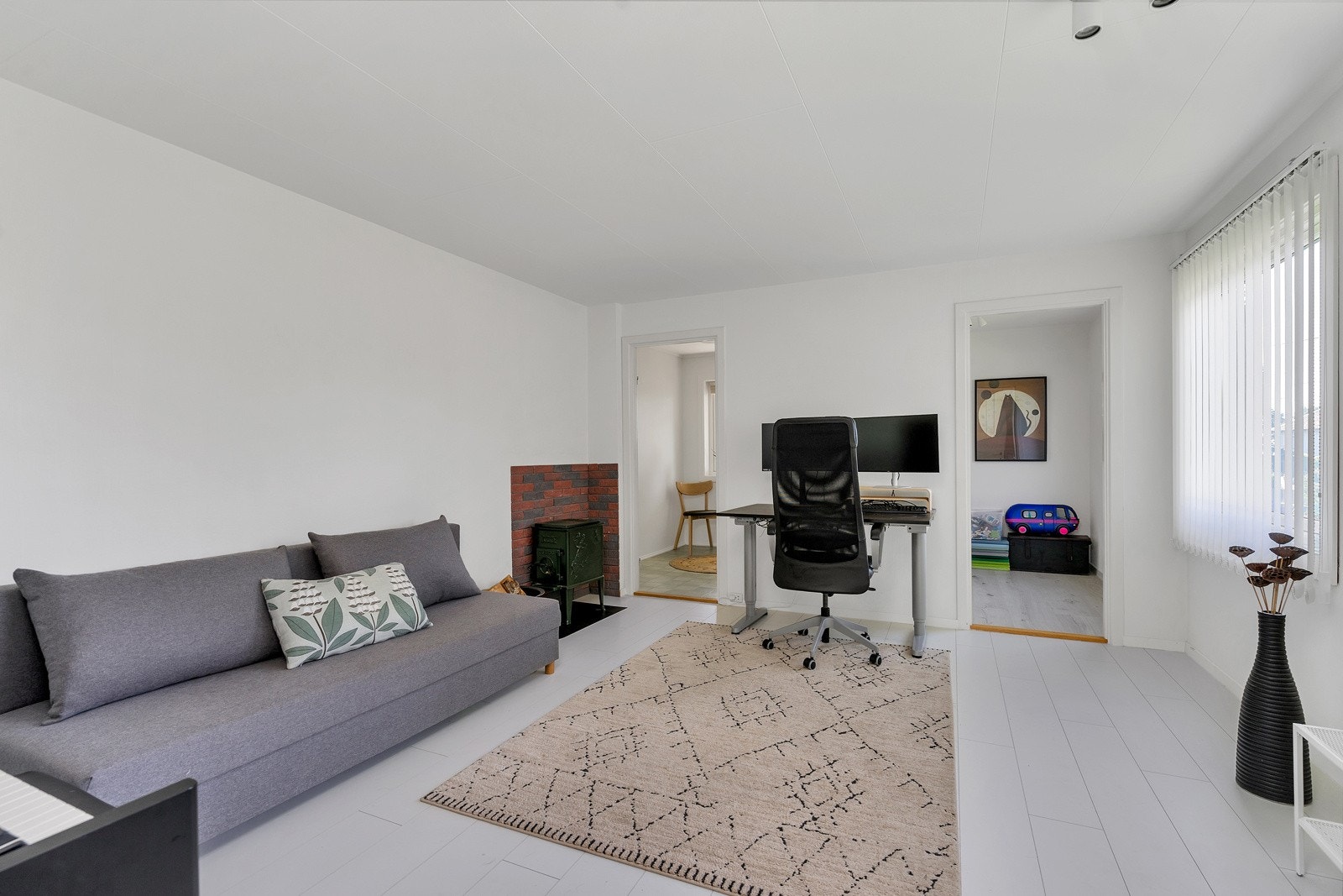 Stue i underetasje med vedovn (opprinnelig hybel) Galleribilde