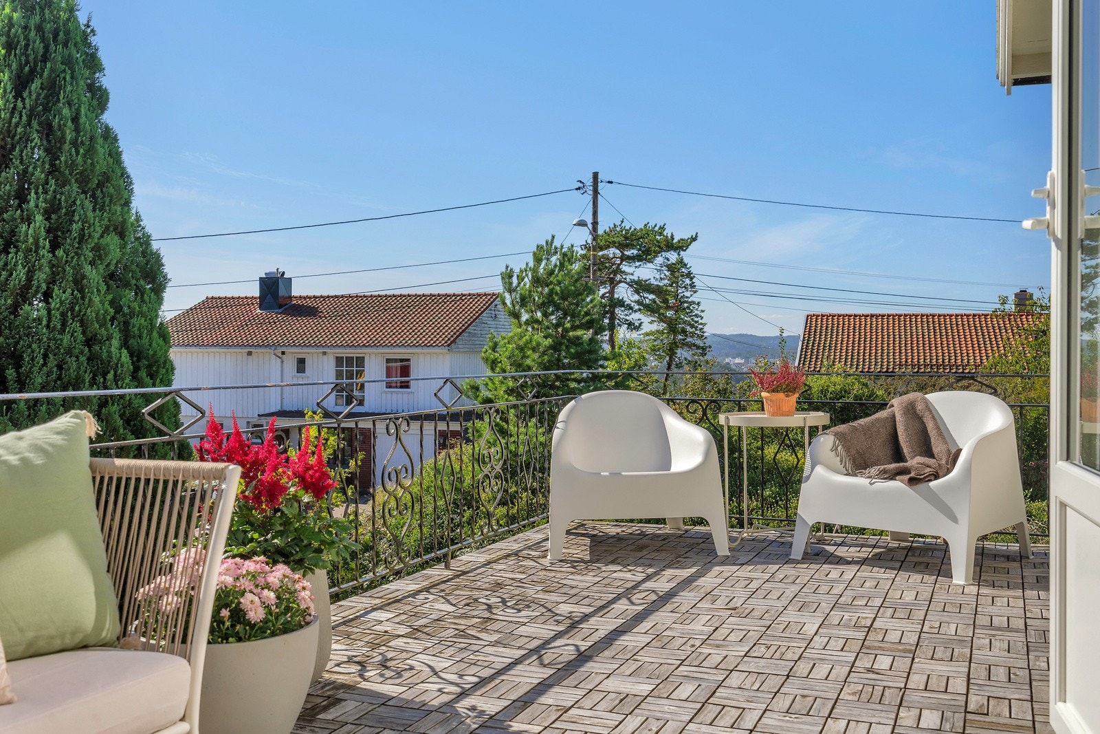 Koselig veranda med utgang fra kjøkken Galleribilde