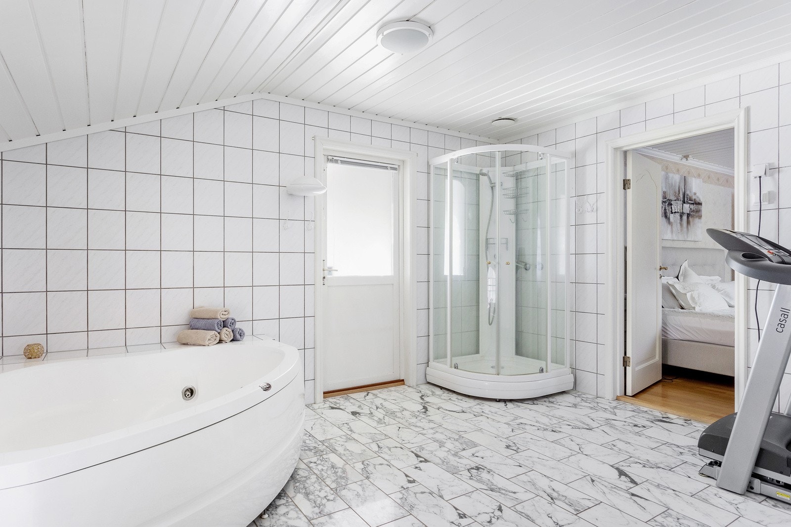 Pent dusjkabinett. Til høyre er inngangen til hovedsoverommet. Galleribilde